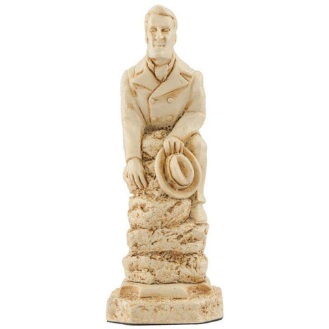 Ivory coloured themed Knight chess piece depicting Inspector Lestrade, an experienced police detective described by Holmes as being ‘the pick of a bad lot’. The authorities would usually give credit to Lestrade for solving many of Holmes’ cases.